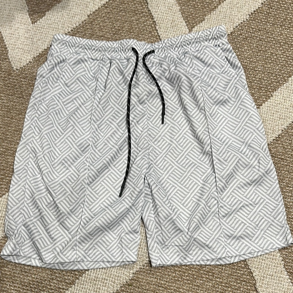 Chic Gray Geometric Patterned Shorts - image 1